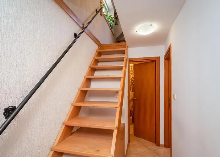 Alley Lägenhet Omiš